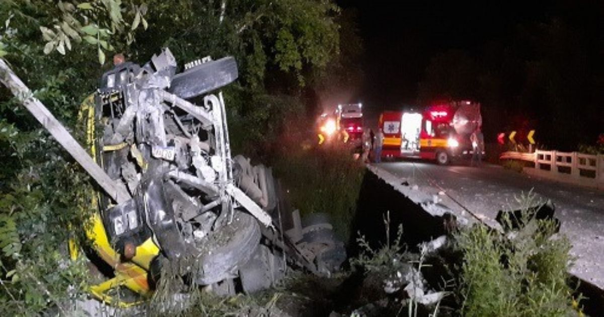 Caminhão sai da pista e fica com parte da carroceira dentro de rio na BR-280