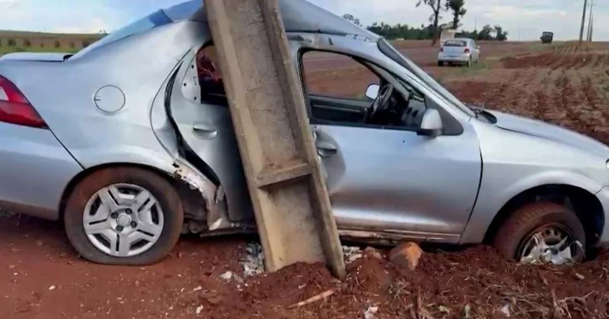 Carro fica destruído após atingir poste no interior do Paraná