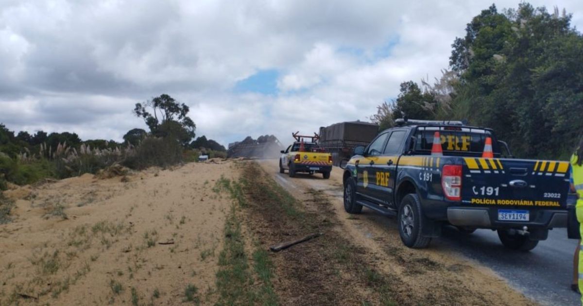 Caminhão tomba e interdita trecho da BR-277