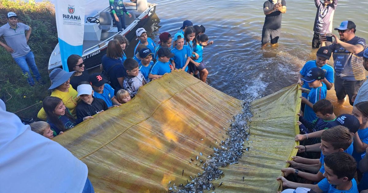 Soltura de 50 mil peixes no Rio Iguaçu tem participação de crianças e educação ambiental