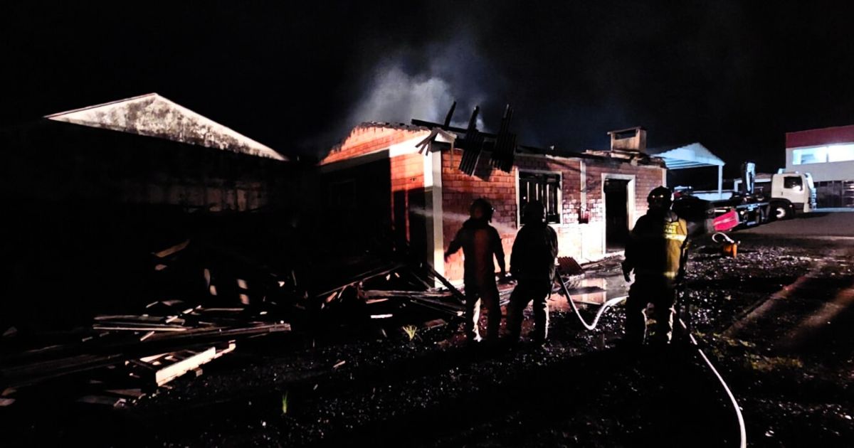 Incêndio atinge empresa em Irati e mobiliza Corpo de Bombeiros