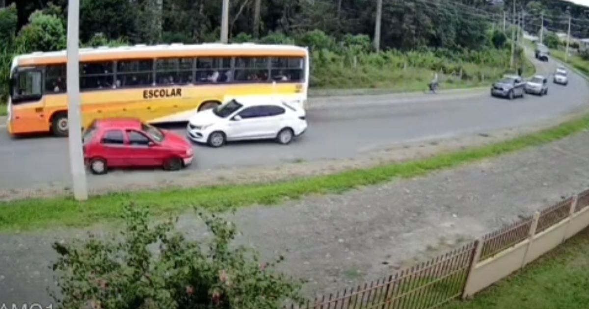 VÍDEO: Câmera de monitoramento flagra ultrapassagem perigosa na Avenida das Araucárias em São João do Triunfo