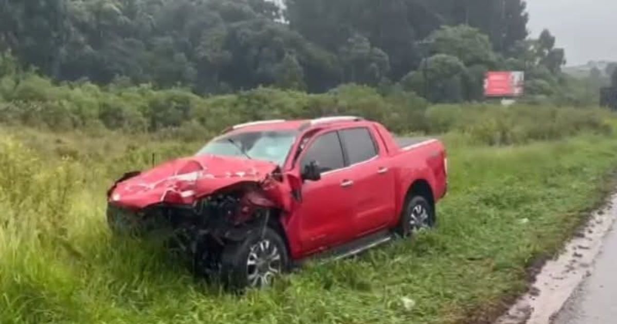 Caminhonete bate em caminhão na BR-277 e motorista morre no local