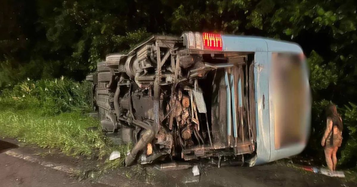 Acidente entre ônibus e duas carretas deixa 15 pessoas feridas na BR-376 no Paraná