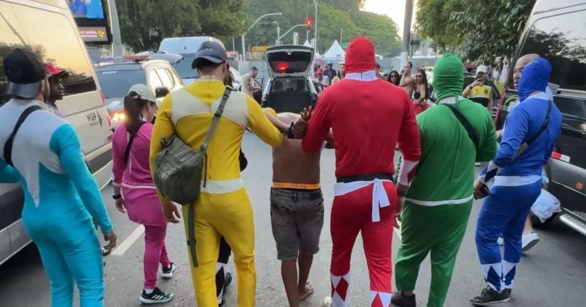 Policiais fantasiados de “Power Rangers” prendem homem durante carnaval; veja vídeo