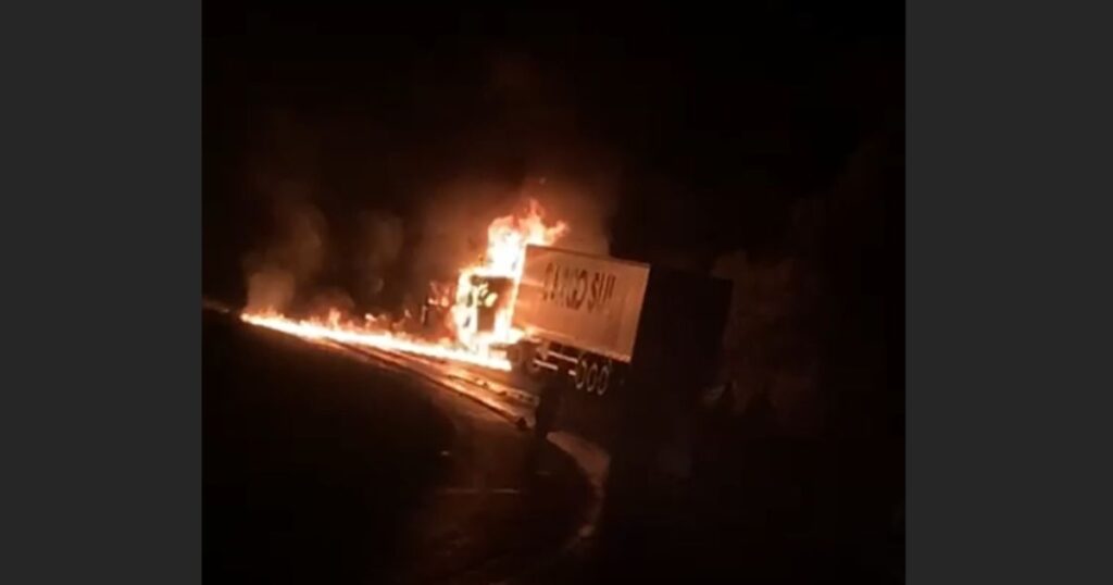 Grave acidente entre carro e carreta provoca incêndio na BR-153