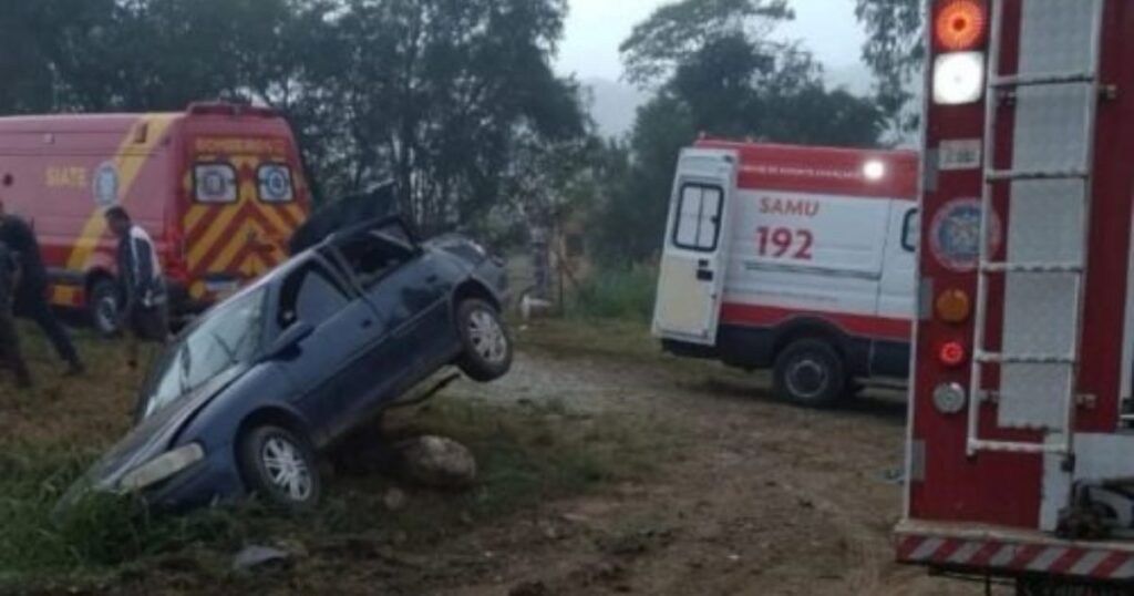 Crianças são socorridas em estado grave após serem ejetadas de carro em Irati
