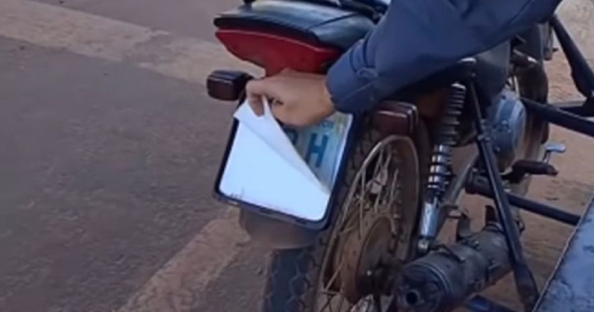 Inacreditável: moto com placa de papel é apreendida em blitz 