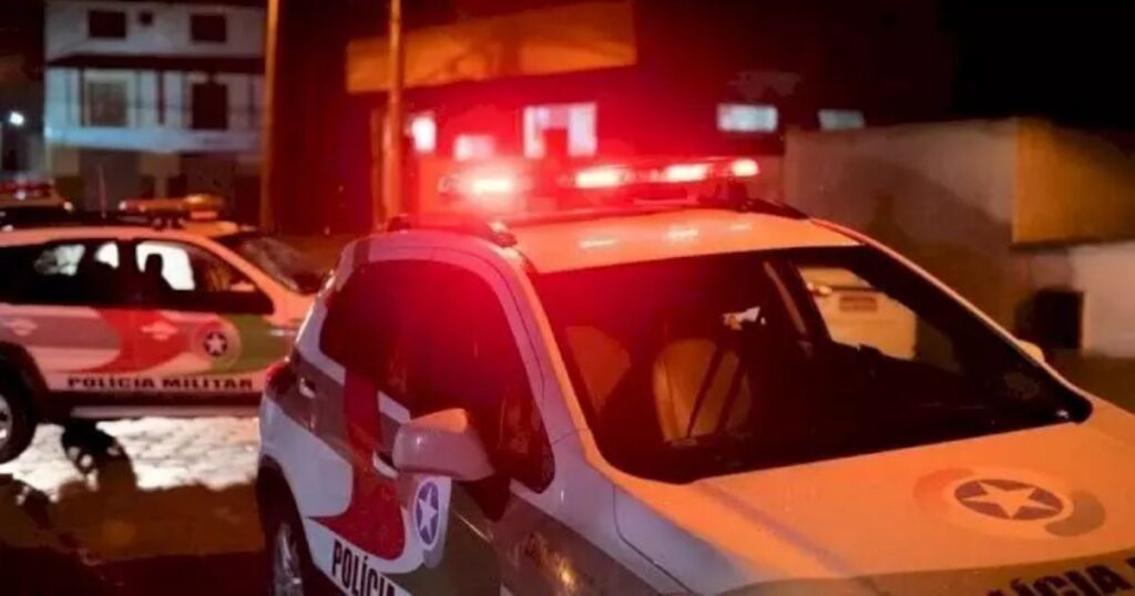 Flagrado nu e se esfregando em menina de 9 anos, homem é espancado por vizinhos