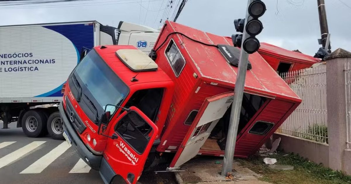 VÍDEO: funcionários a caminho do trabalho são jogados para fora de caminhão durante acidente no Paraná