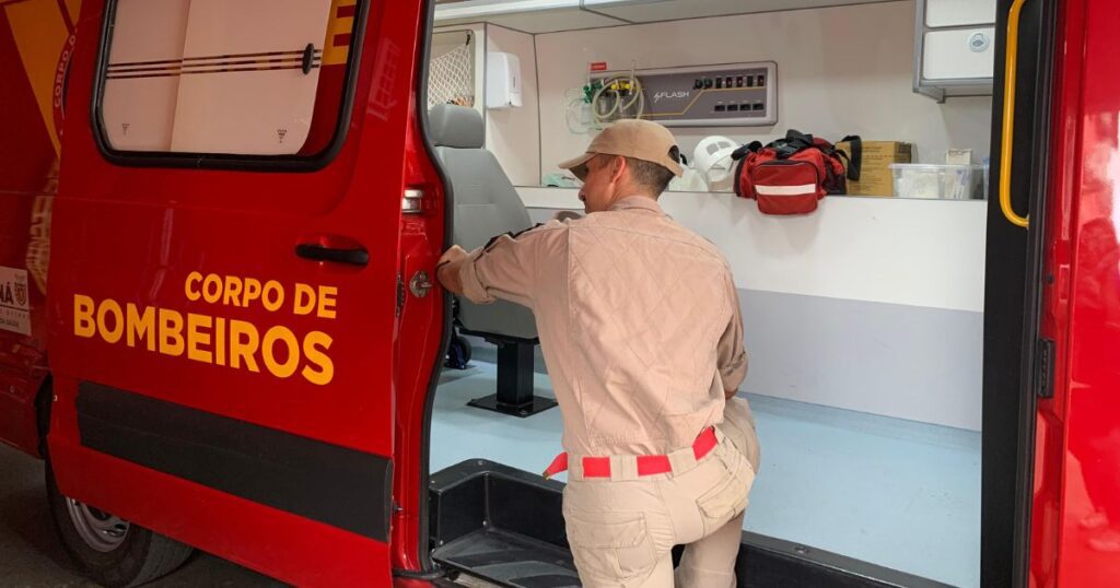 Homem fica ferido em acidente envolvendo carro e moto no centro de São Mateus do Sul
