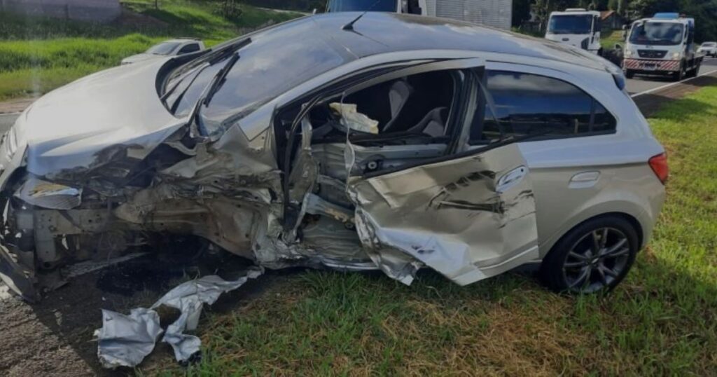Acidente entre Scania e Chevrolet Onix é registrado na PR-151