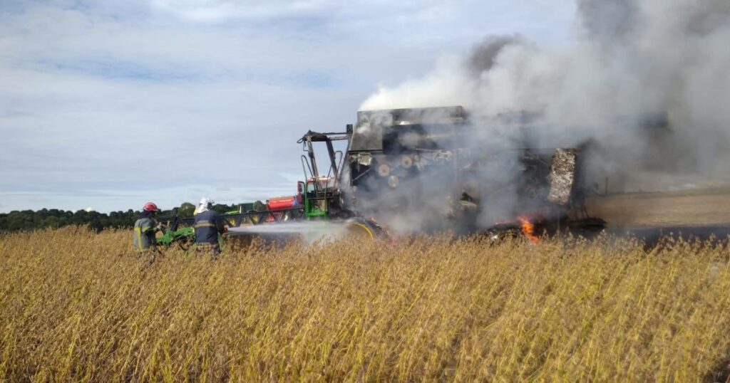 Fogo destrói colheitadeira em São Mateus do Sul