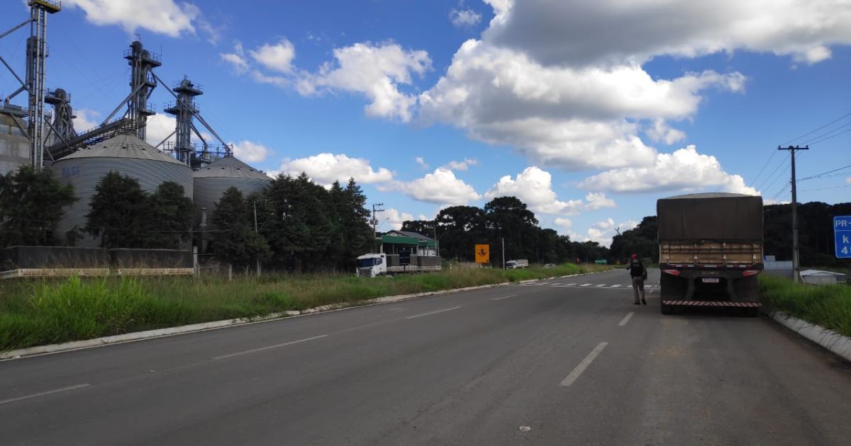 PRE autua caminhoneiros em São Mateus do Sul por estacionamento irregular na PR-151