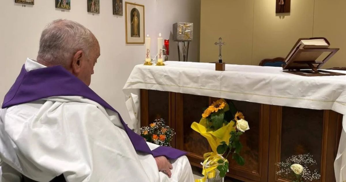 Vaticano divulga 1ª foto do Papa Francisco após internação