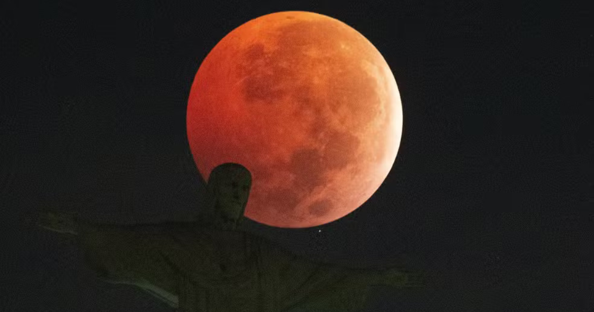 Você viu? Eclipse lunar transforma o céu em um espetáculo fascinante nesta sexta-feira (14)