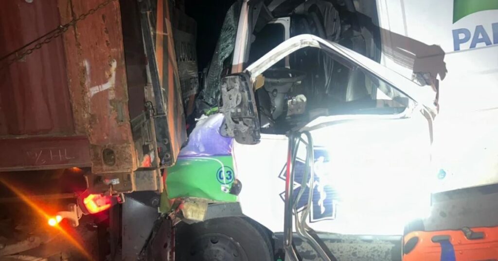 Três pessoas ficam feridas em acidente envolvendo ambulância e caminhão na BR-376 em Palmeira