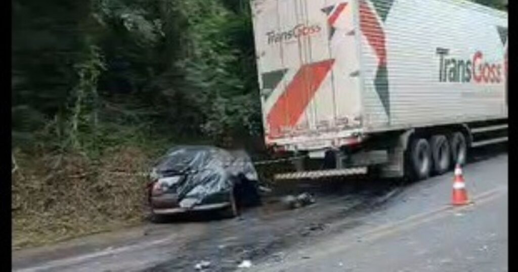 Cinco jovens morrem e bebê fica ferida em acidente entre caminhão e automóvel no Paraná