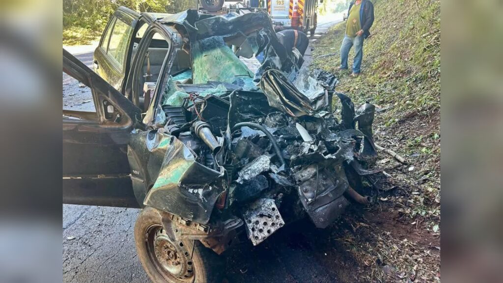 Cinco jovens morrem e bebê fica ferida após grave acidente entre carro e caminhão na BR-373, no Paraná