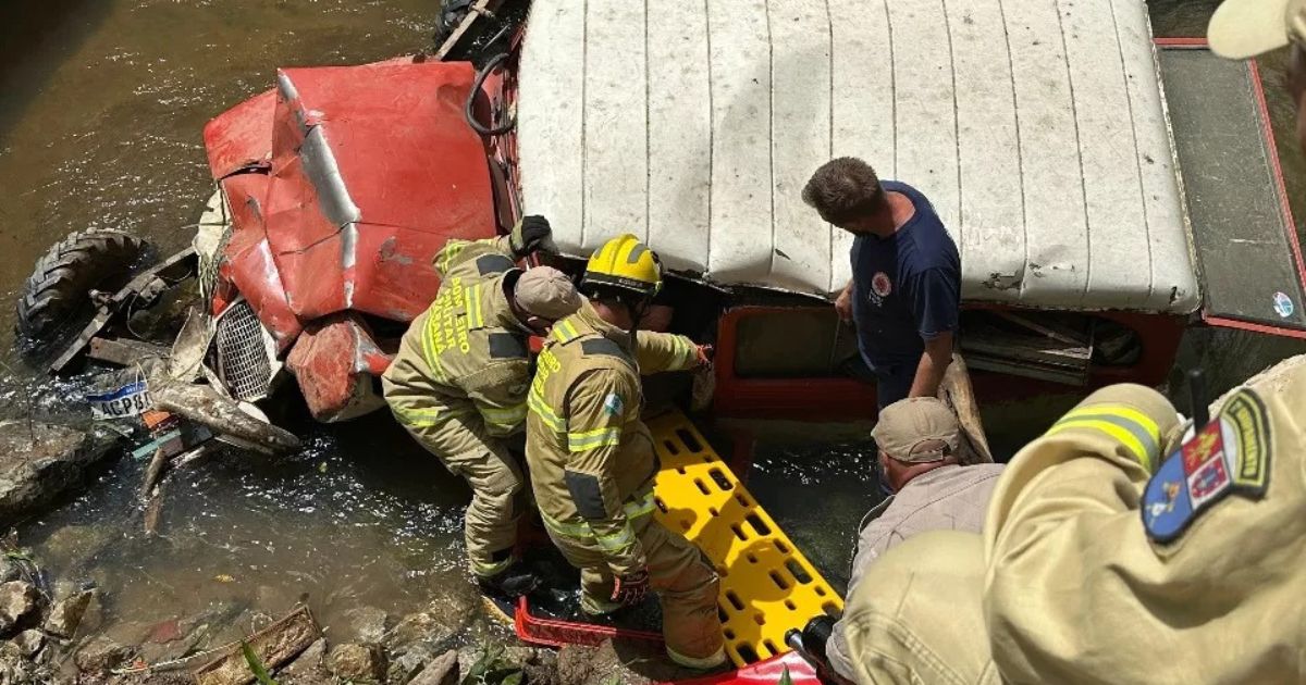 Motorista cai com carro em rio e fica em estado grave no Paraná