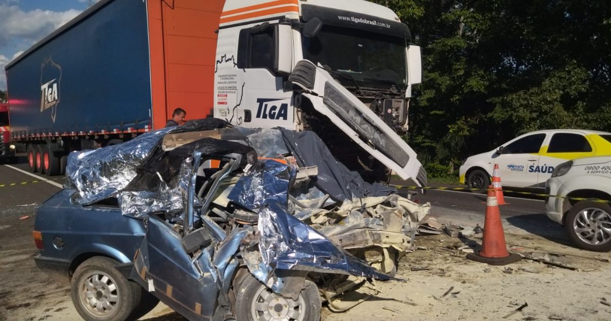 Carro invade contramão, bate de frente com caminhão e motorista morre em rodovia do Paraná