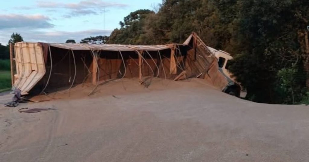 Caminhão carregado com trigo tomba em Prudentópolis