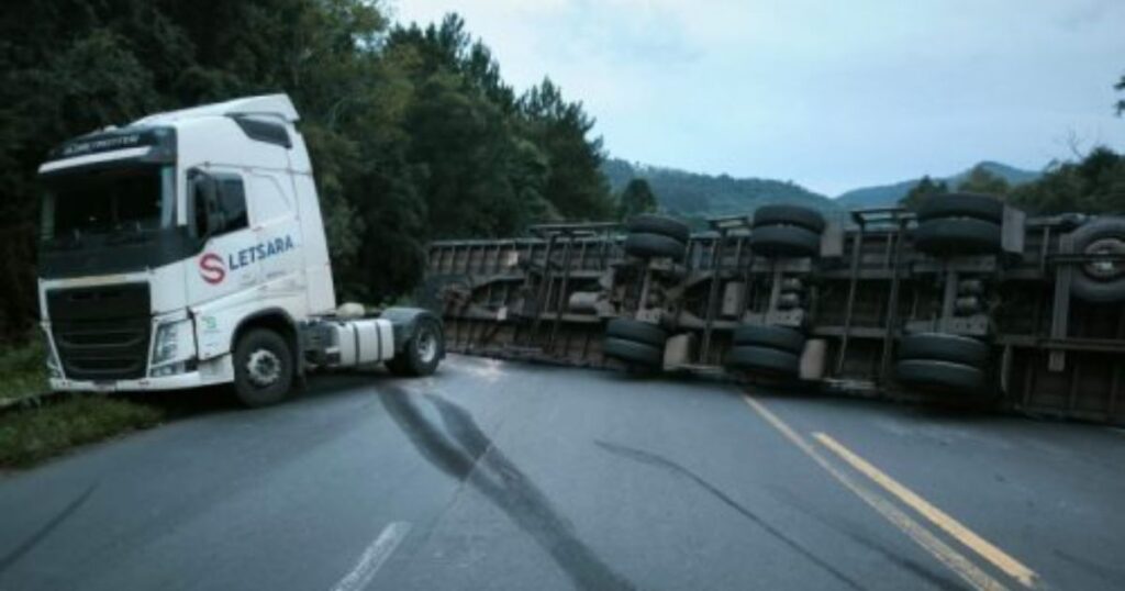 Carreta tomba na BR-153 e bloqueia trânsito entre General Carneiro e União da Vitória