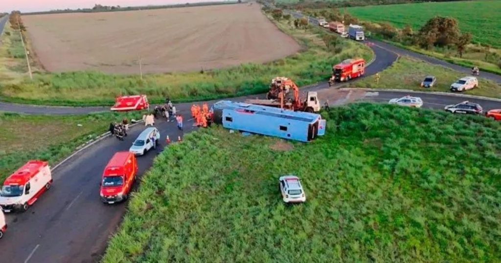 Capotamento de ônibus deixa 10 mortos e 16 feridos no interior de Minas Gerais