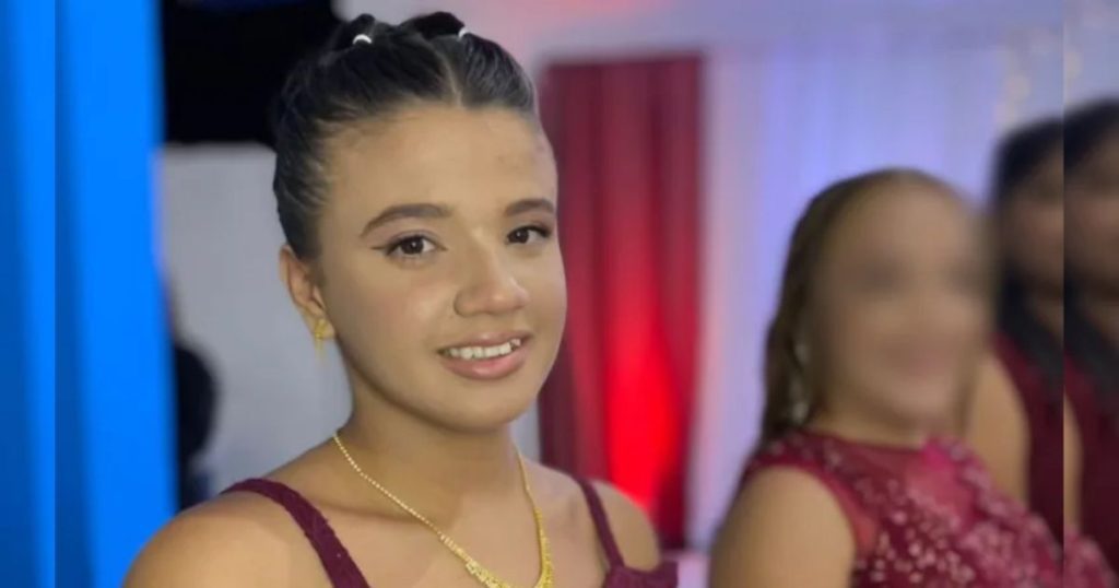 Adolescente morre eletrocutada ao pegar celular após sair do banho