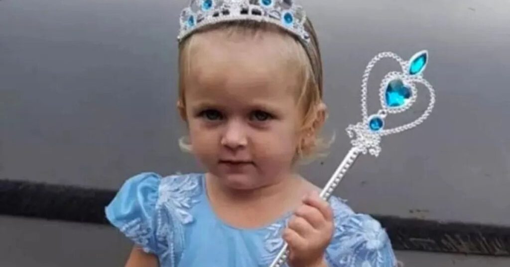 Bebê de dois anos cai de caçamba morre atropelada por trator da família