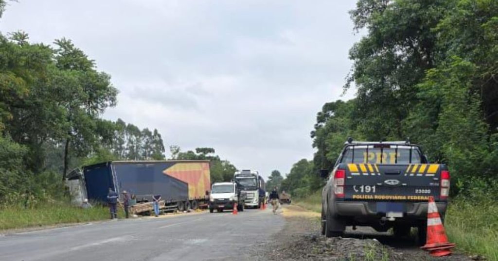 Grave acidente entre três caminhões na BR-476 deixa quatro mortos e cinco feridos