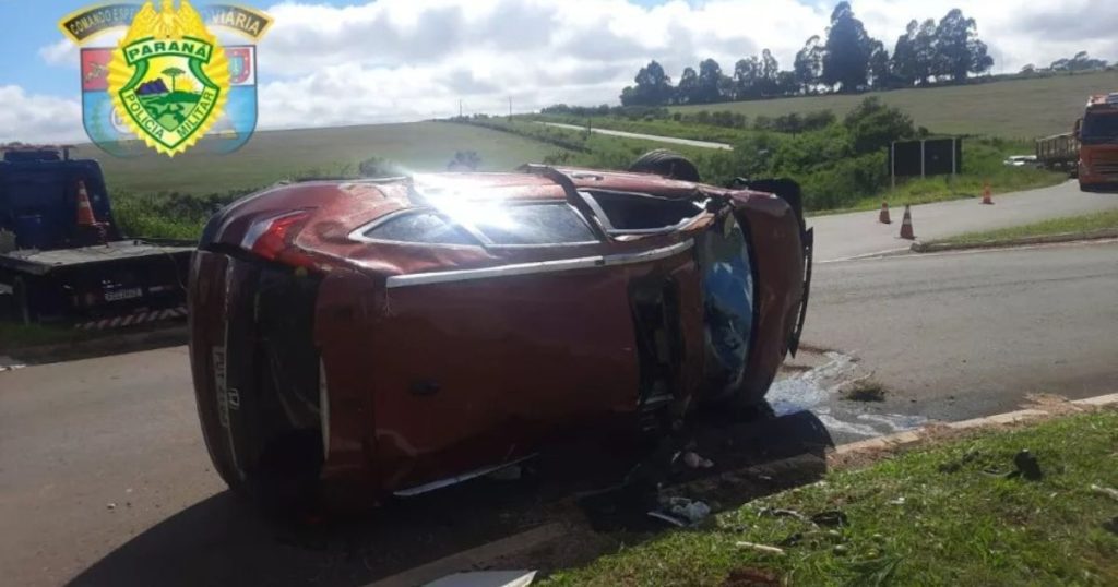 Motorista fica ferido após carro tombar em colisão com caminhão em rodovia do Paraná