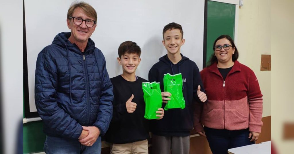 Quatro estudantes de São João do Triunfo ganham celulares por destaque escolar