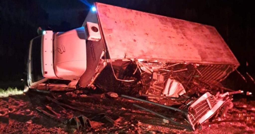 Motorista fica ferido em acidente entre caminhões na PR-151