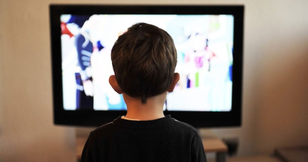 No Paraná, madrasta é presa por espancar criança que assistiu TV sem permissão