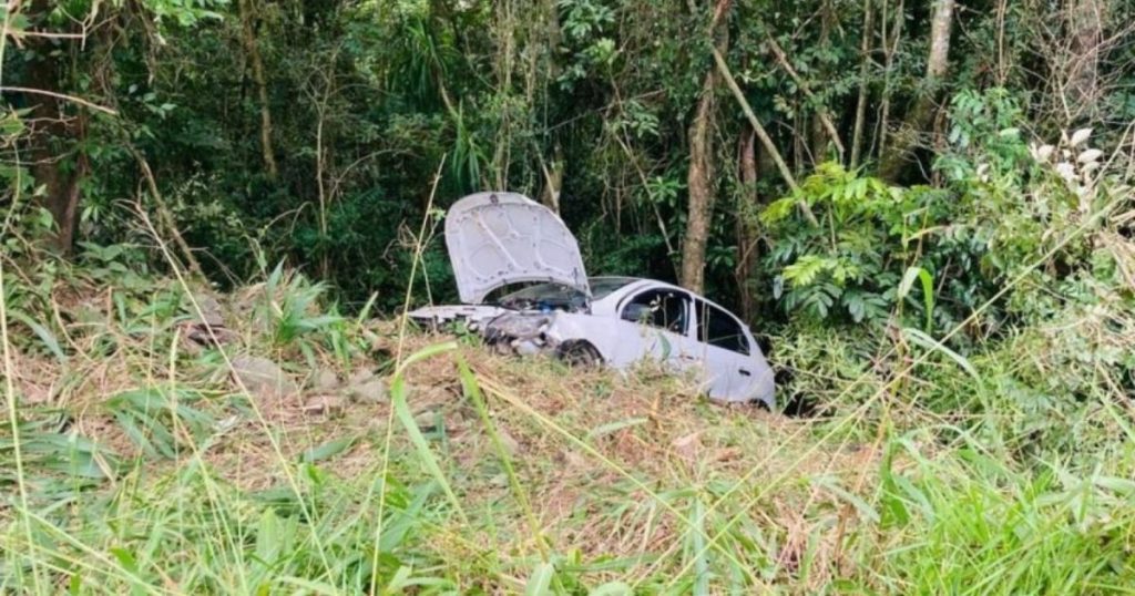 Capotamento deixa três feridos na PR-364 em Irati