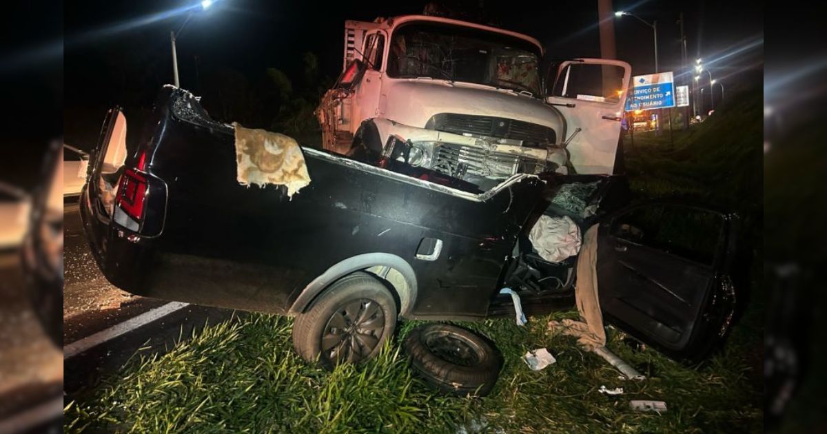 Carro funerário se envolve em colisão frontal na BR-277 e condutor morre no local