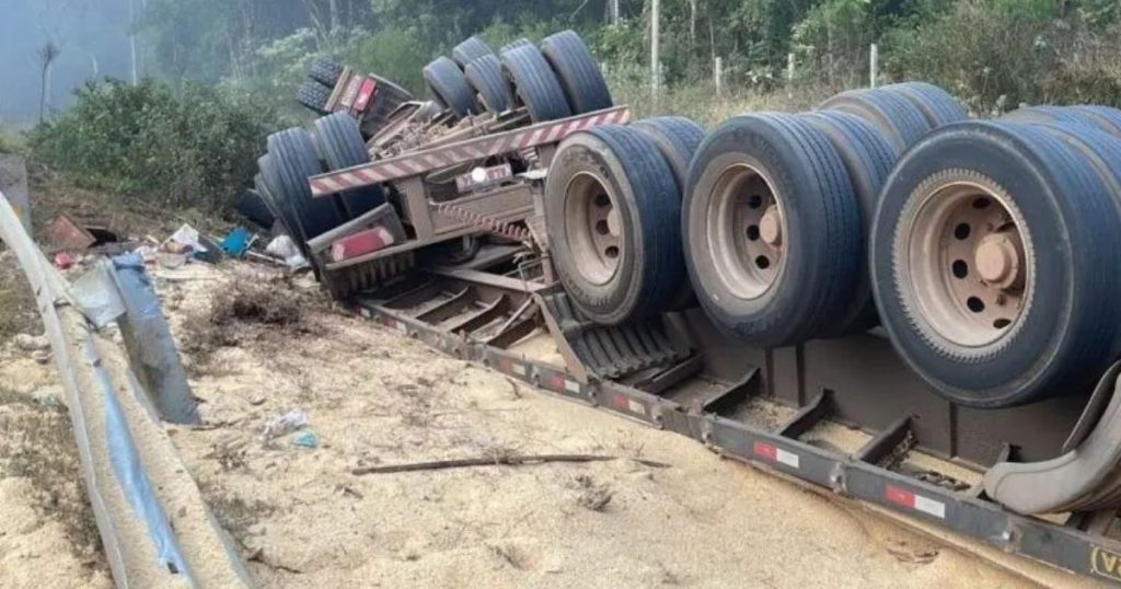 Em menos de 4 meses, PRF registra 65 tombamentos de caminhões no Paraná