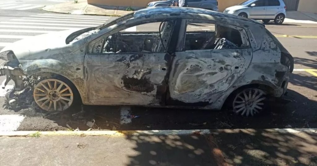 Carro furtado é incendiado em área rural do Paraná