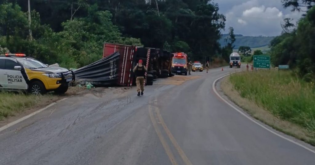 VÍDEO: Uma pessoa fica ferida em tombamento de caminhão na PR-427 entre Lapa e Campo do Tenente