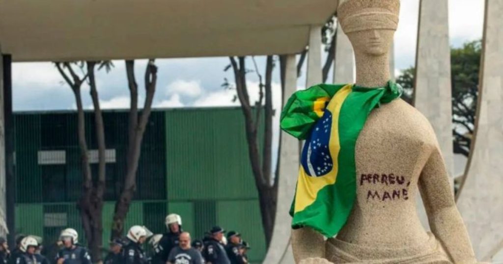 STF condena mulher que pichou estátua a 14 anos de prisão