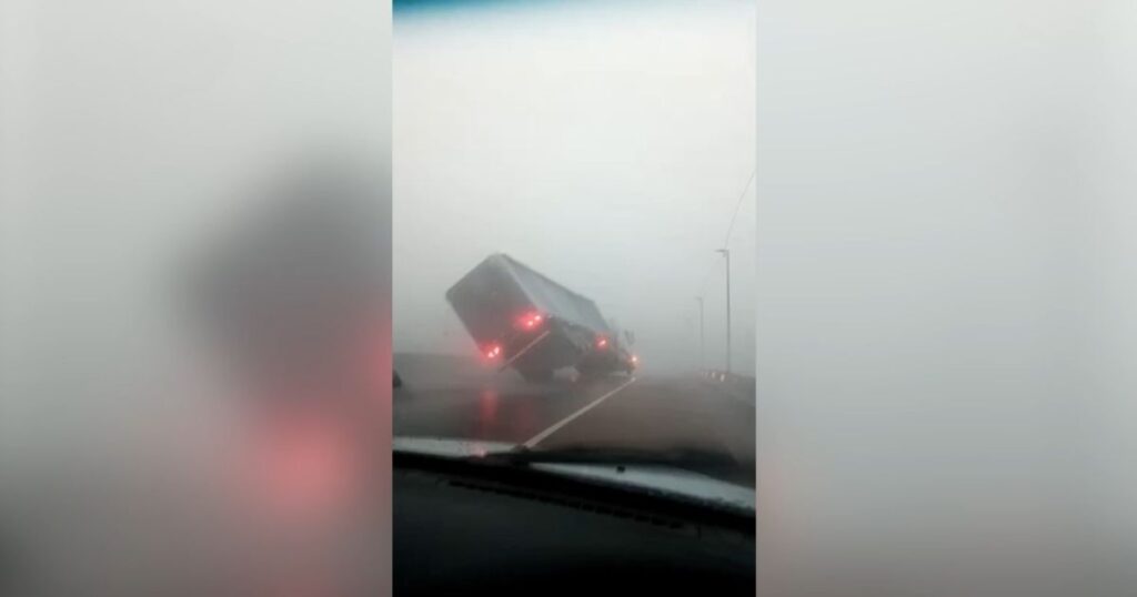 VÍDEO: Caminhão tomba com força do vento durante temporal em Porto Alegre
