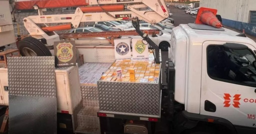 Polícia apreende dois mil celulares contrabandeados em caminhão da Copel na BR-277