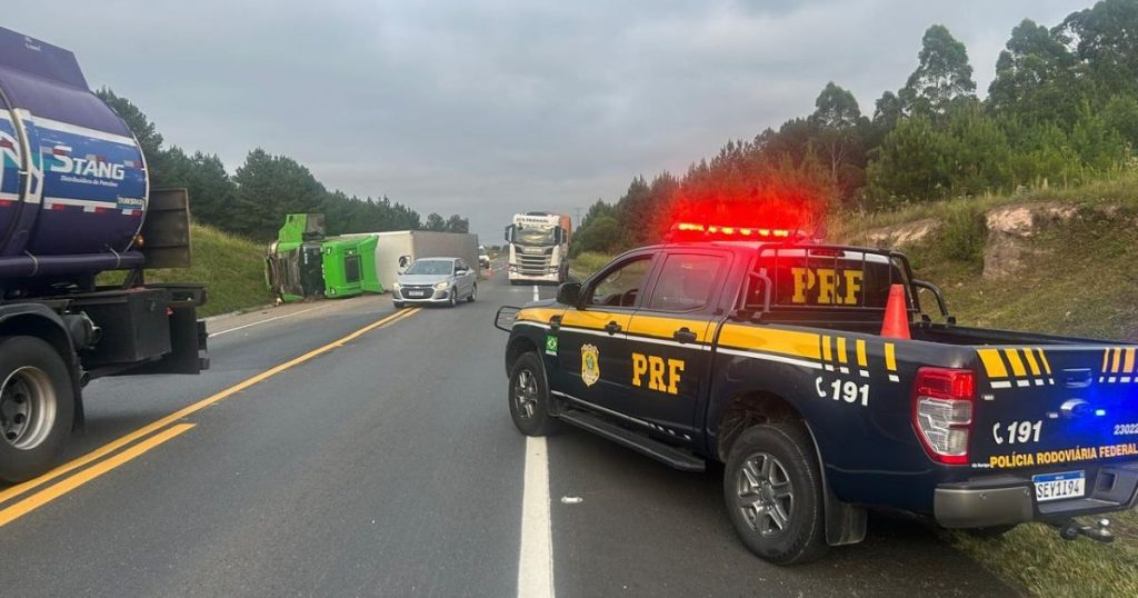 Tombamento de caminhão dificulta trânsito na BR-277 em Porto Amazonas