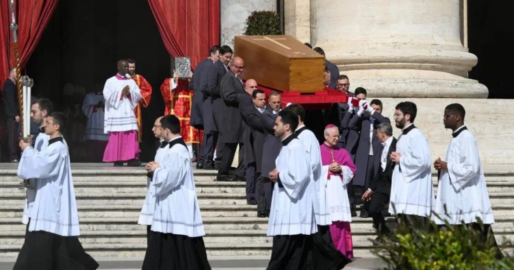 O adeus ao Papa: Francisco é levado em cortejo emocionante pelas ruas de Roma