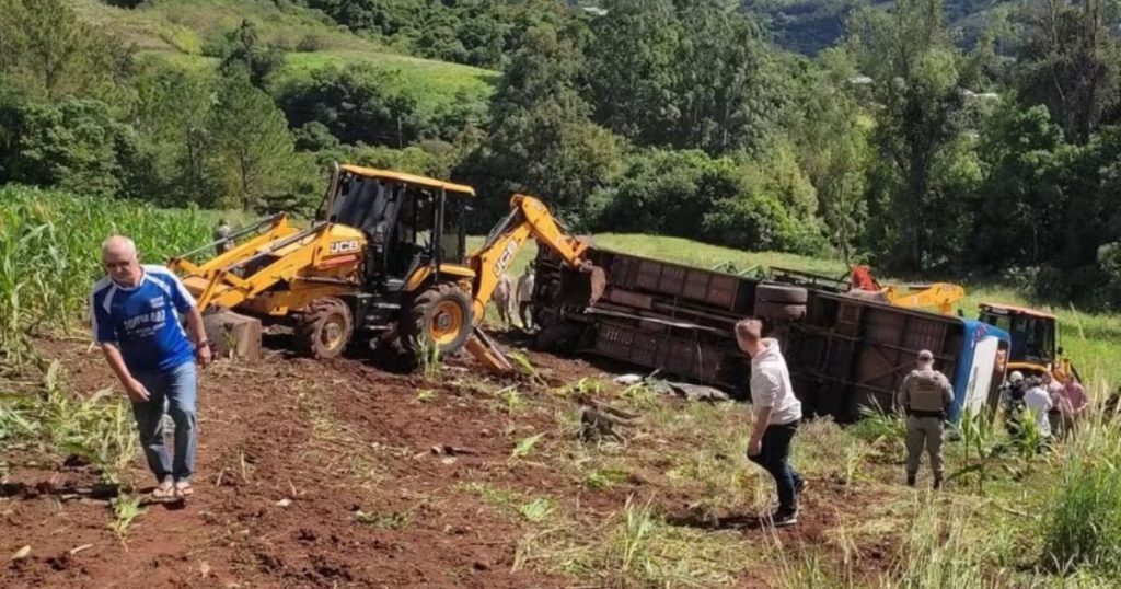 Ônibus com estudantes da UFSM tomba em ribanceira e deixa 7 mortos e 22 feridos