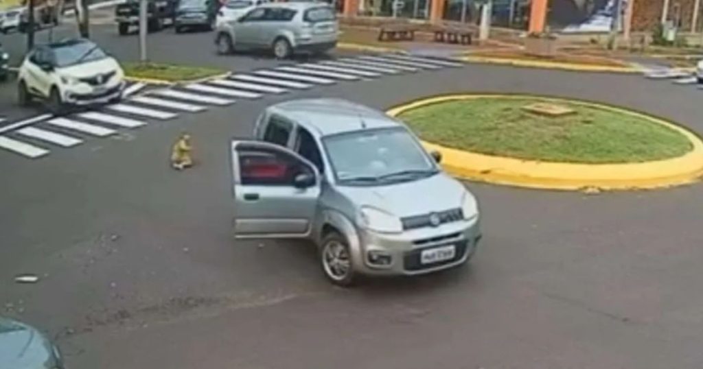 Criança cai de carro em movimento em uma rotatória no Paraná