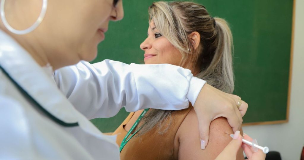 Com 62 óbitos por Covid-19 em 2025, Secretaria da Saúde reforça importância da vacina