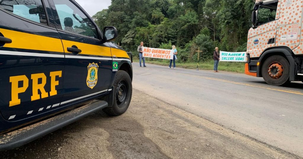 Mobilização pacífica reúne moradores e lideranças no trevo de Paulo Frontin em protesto contra o descaso com a BR-476