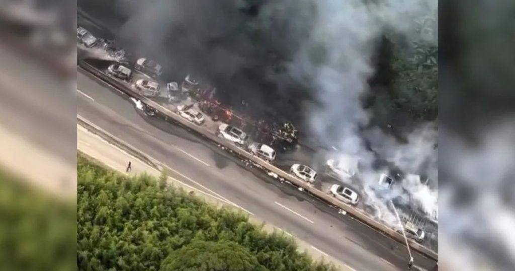 Vídeo aéreo mostra cenário de destruição após carros pegarem fogo na BR-101